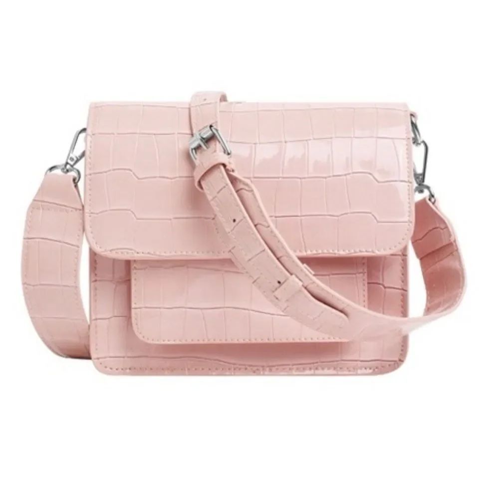 HVISK Cayman Pocket Crossbody Bag in Dusty Pink ~ Pristine